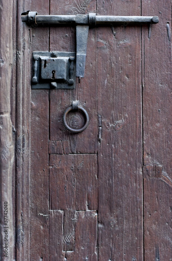 Detalle de una puerta con cerrojo. Textura de madera. Detalle de una puerta con cerrojo. Textura de madera.