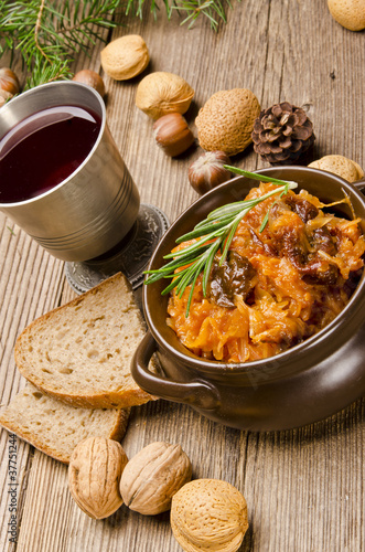 Sauerkraut auf polnische art mit geräuchertem Fleisch