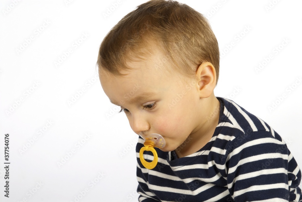 enfant et tétine enfant et tétine