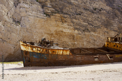 Zardzewiały wrak statku na plaży, grecka wyspa Zakynthos