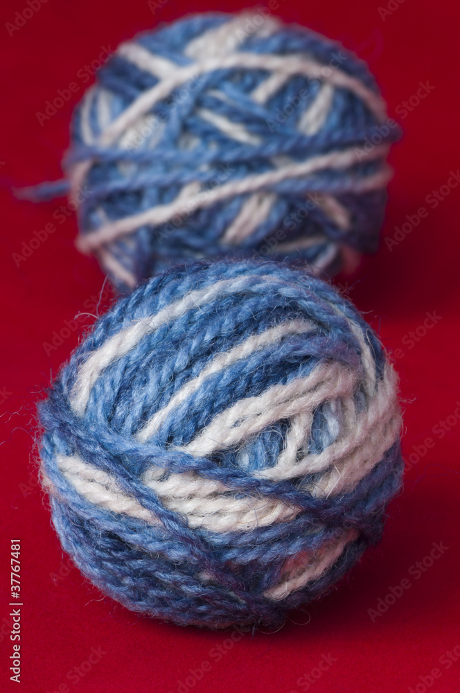 Ball of yarn and knitting skewers Ball of yarn and knitting skewers
