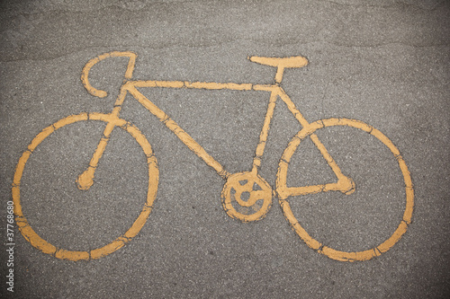 sign a bicycle path on the pavement