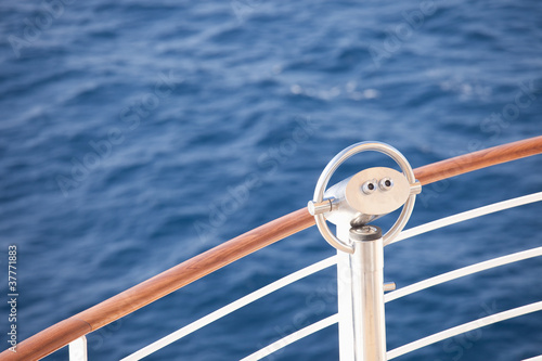 Fernrohr auf einem Kreuzfahrtschiff