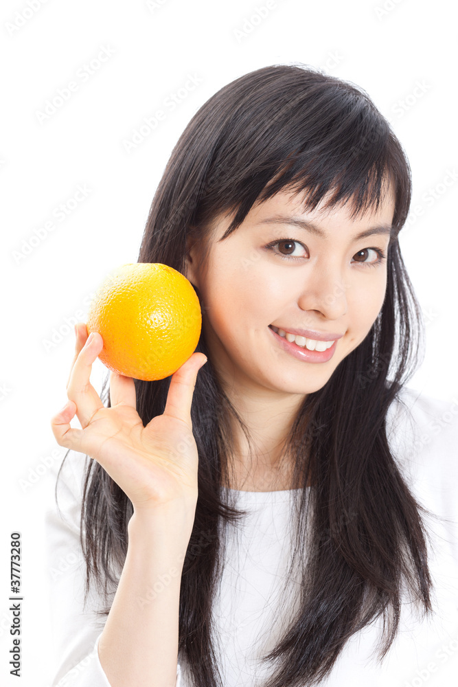 オレンジを持った女性