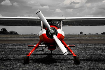 Papier peint photo Rouge, noir, blanc Avion volant dans le ciel bleu  © Radoslaw Maciejewski