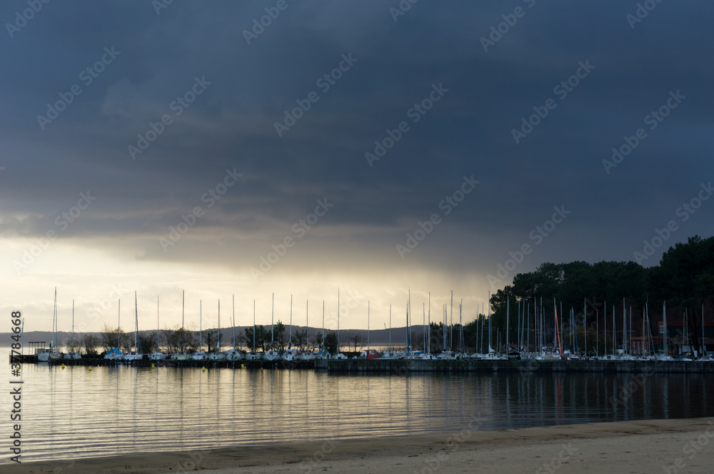Obraz premium ciel obscur sur le lac