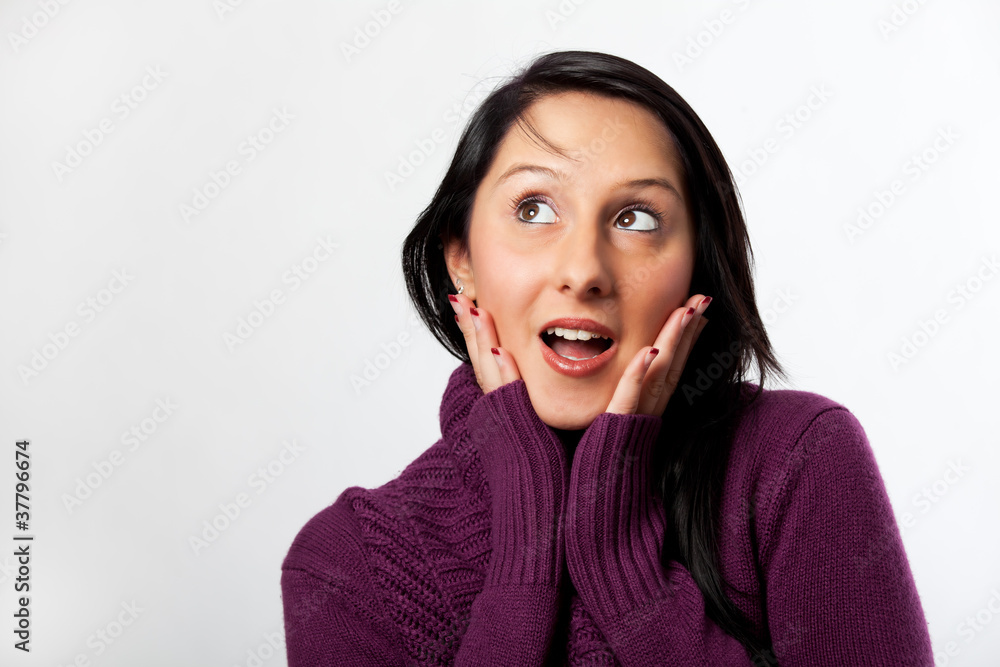 überraschte Frau schaut nach links