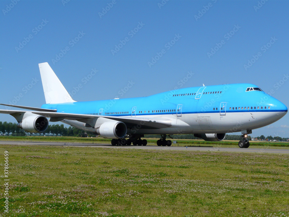 Big blie plane passing nearby Big blie plane passing nearby