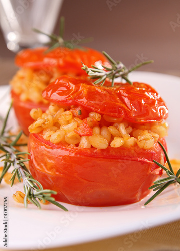 tomate farcie au blé et romarin