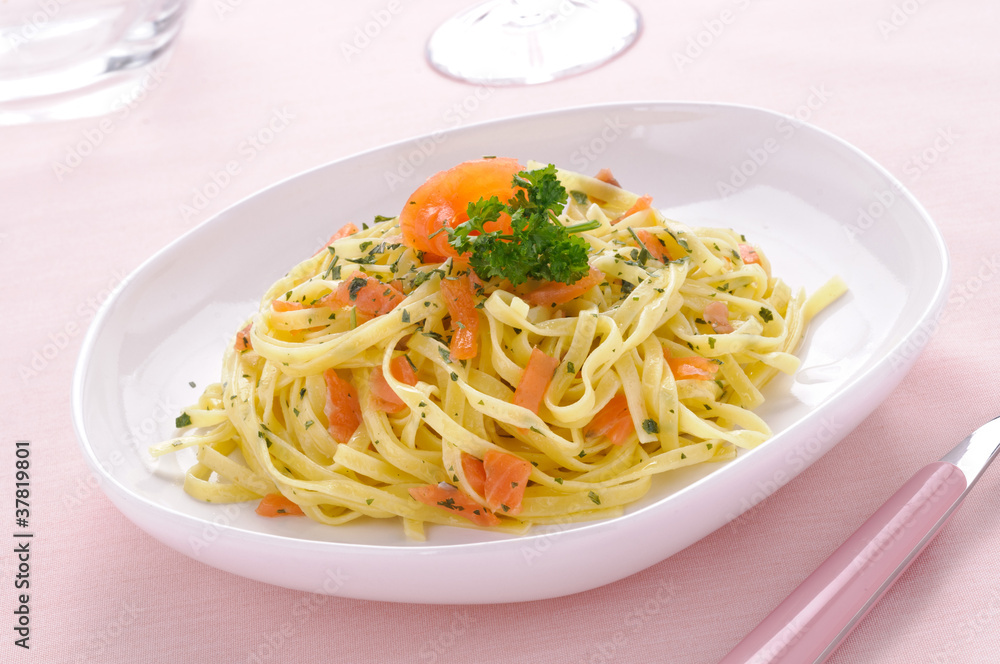 Fettuccine con salmone affumicato Fettuccine con salmone affumicato