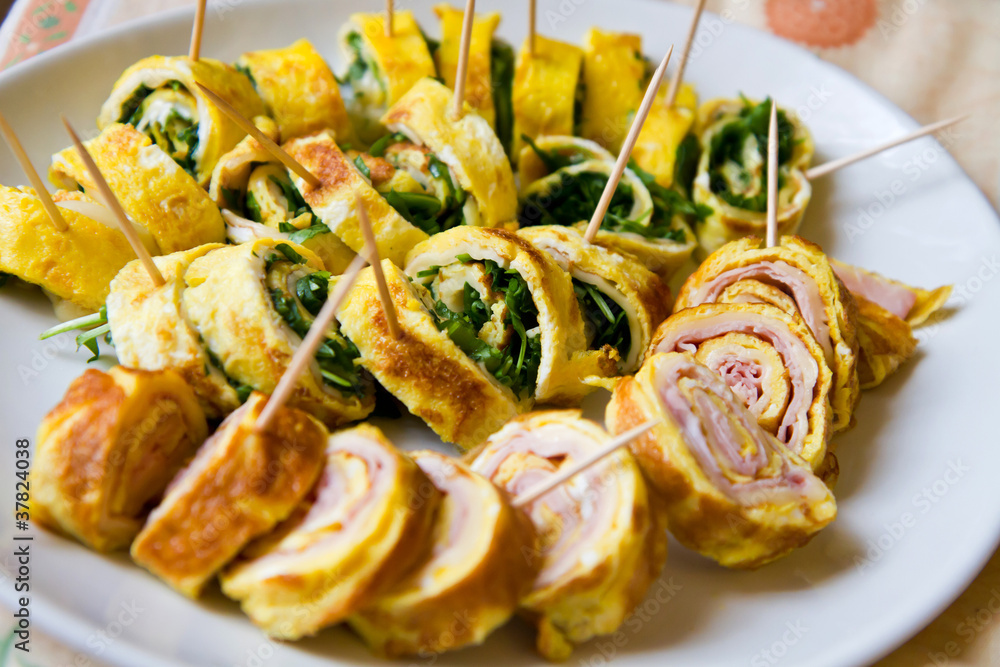 rotolo di frittata con prosciutto e rucola Stock Photo Adobe Stock