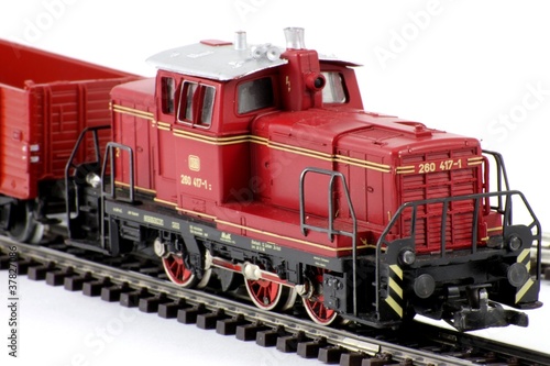 Modellbahn Diesellokomotive freigestellt Schiene