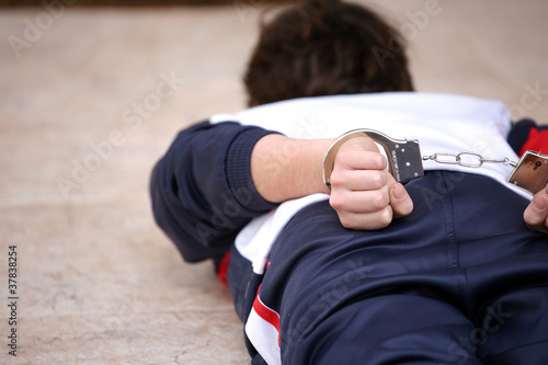 Hombre detenido en el suelo photo