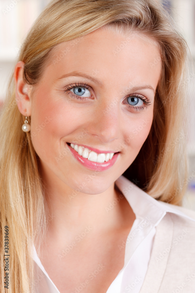 portrait einer hübschen jungen frau portrait einer hübschen jungen frau