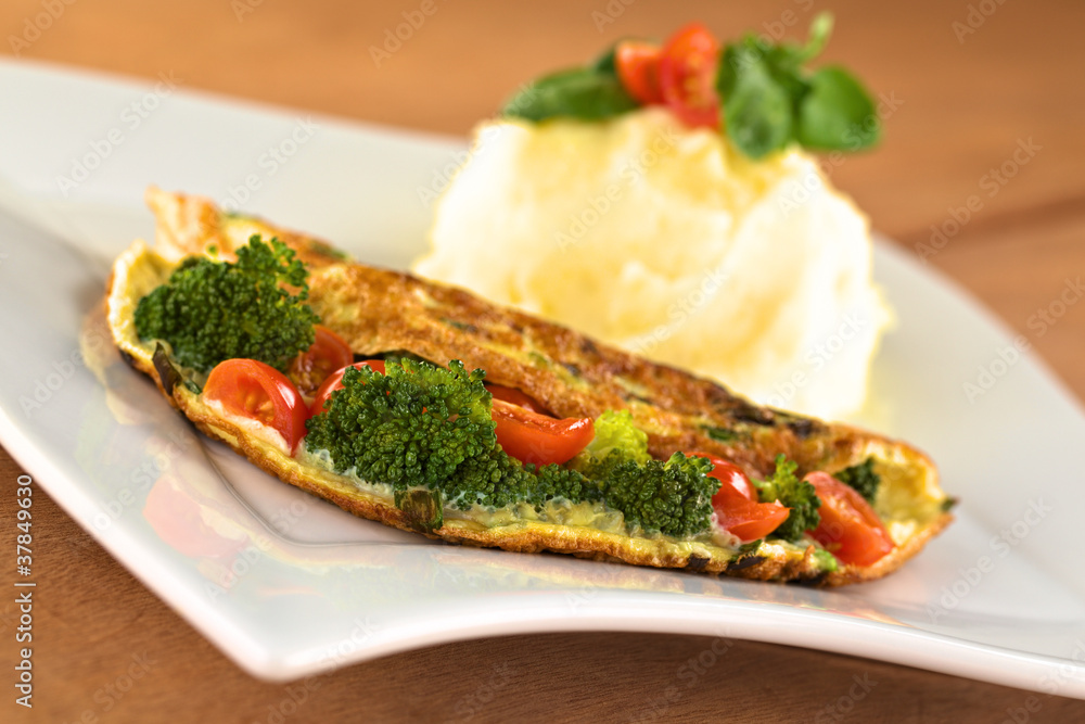 Broccoli and tomato omelette with mashed potato Broccoli and tomato omelette with mashed potato