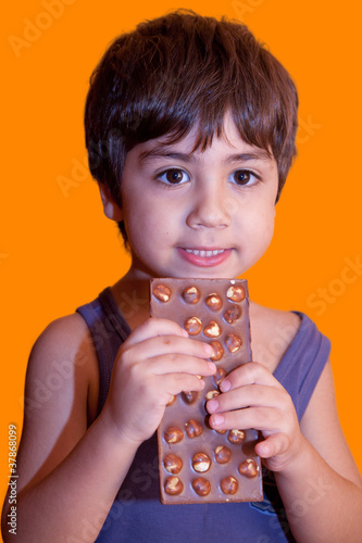 bambino che mangia ciocclotato alle nocciole