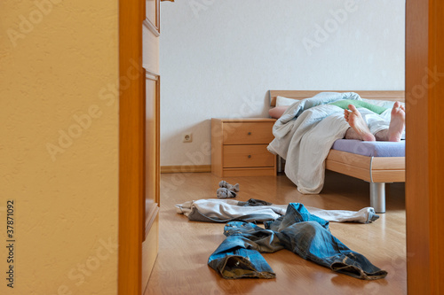 Mann allein in der Wohnung photo