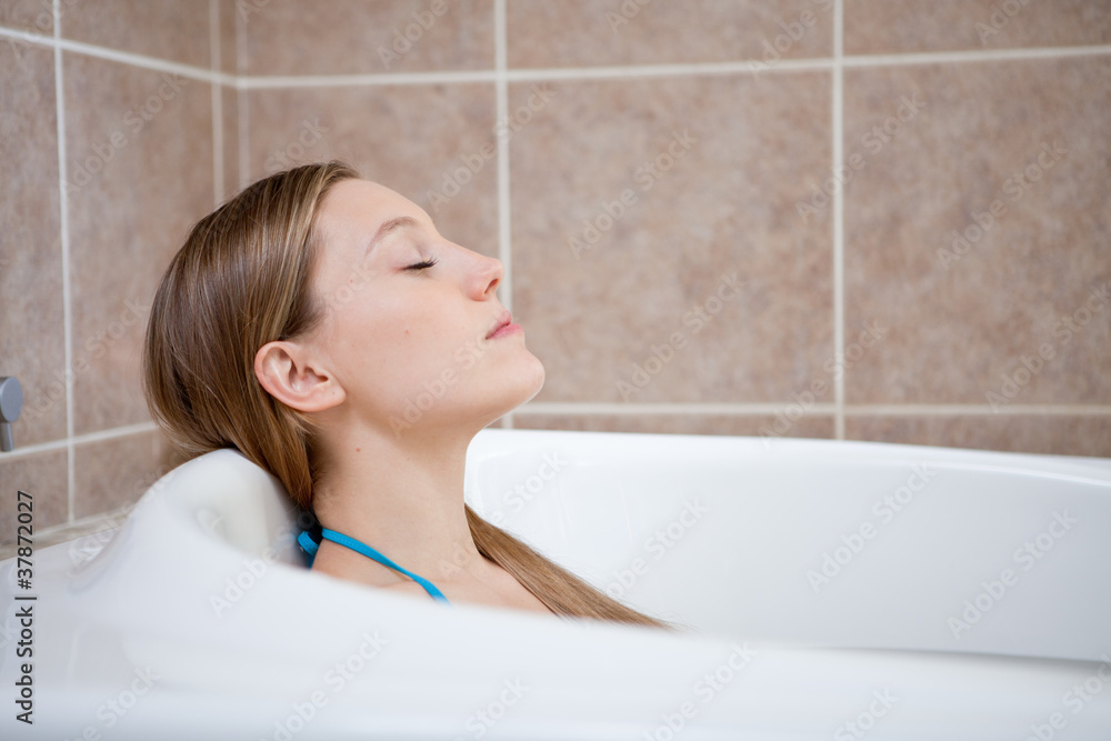 Fototapeta premium Woman relaxing in a bathtub