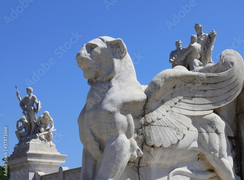 Statue de lion ail   au monument Victor Emmanuel II
