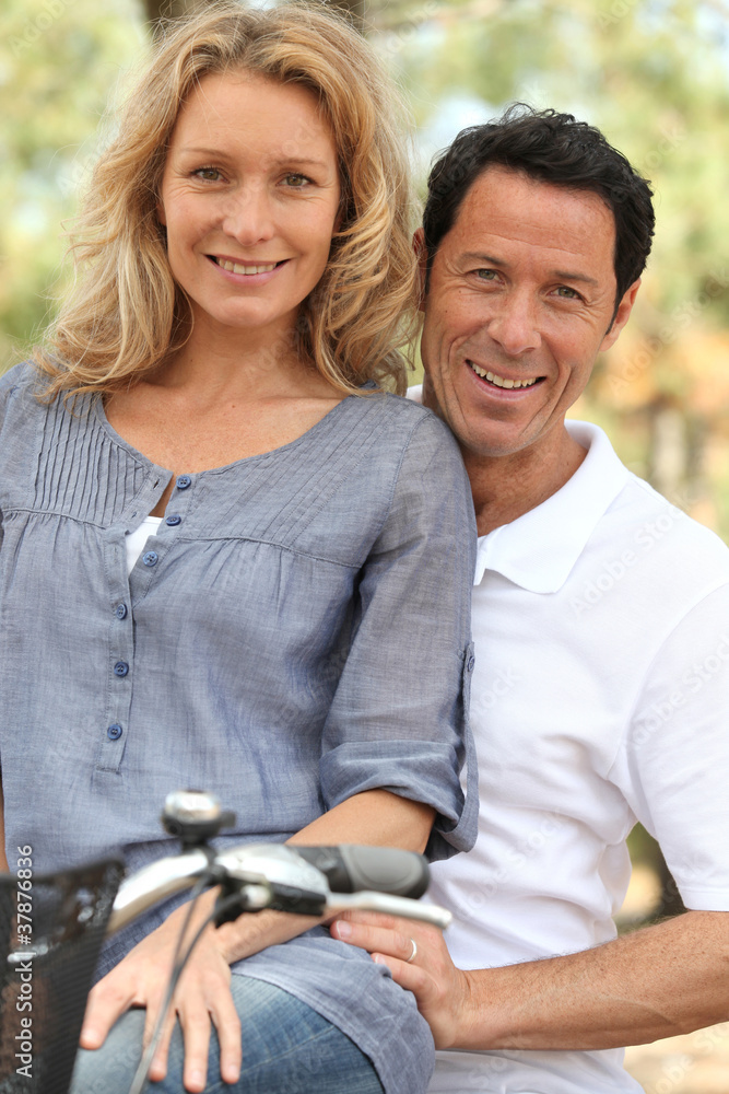 Fototapeta premium portrait of a couple on a bicycle