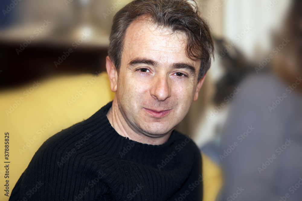 Giovane uomo che parla Giovane uomo che parla