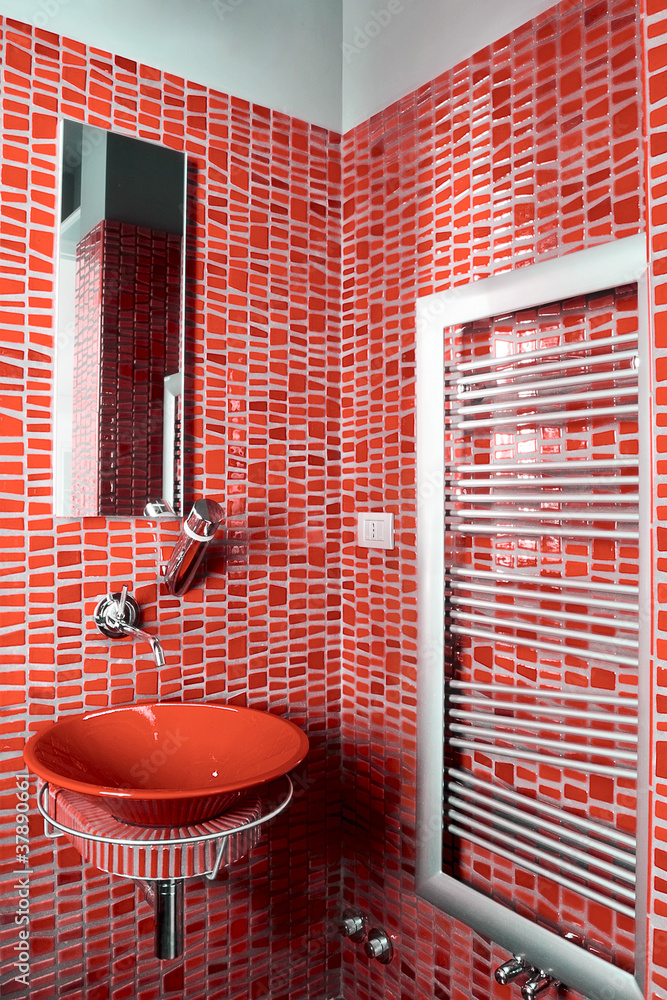 Foto Stock bagno moderno con piastrelle rosse | Adobe Stock