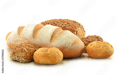 Photographie Composition avec pain et petits pains isolés sur blanc