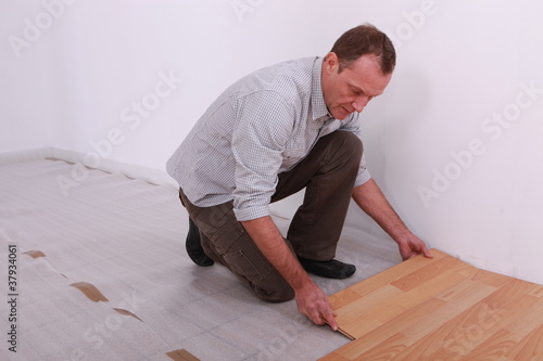 Photos portrait of a man laying parquet