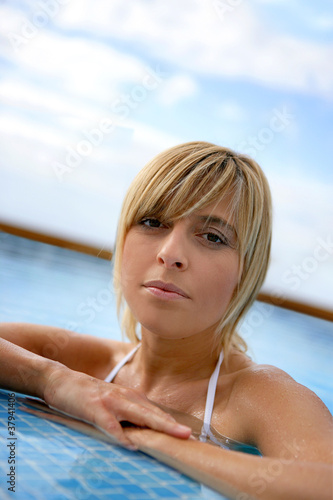 Blond woman in a swimming-pool