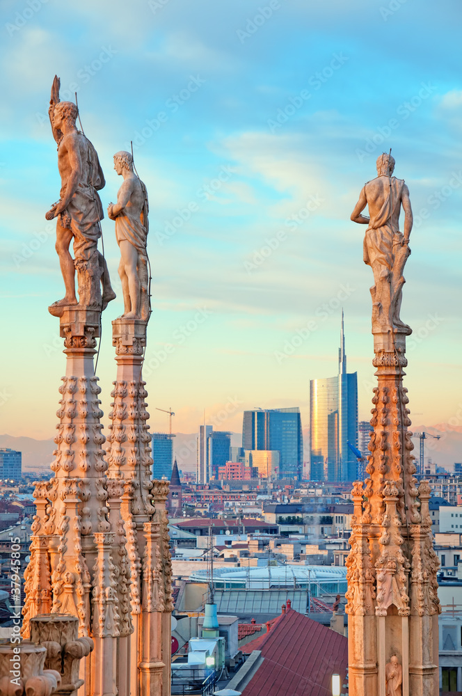 Obraz premium Dzielnica finansowa Mediolanu i posągi katedry w Mediolanie.