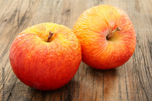 Fotografia Two shriveled apples.