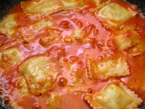 tripudio di ravioli al pomodoro 3 photo