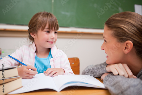 Canvastavla A teacher and a schoolgirl talking