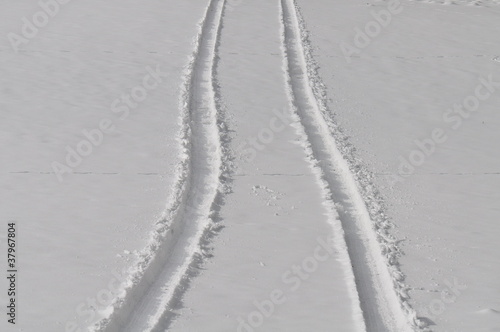Reifenspur im Schnee