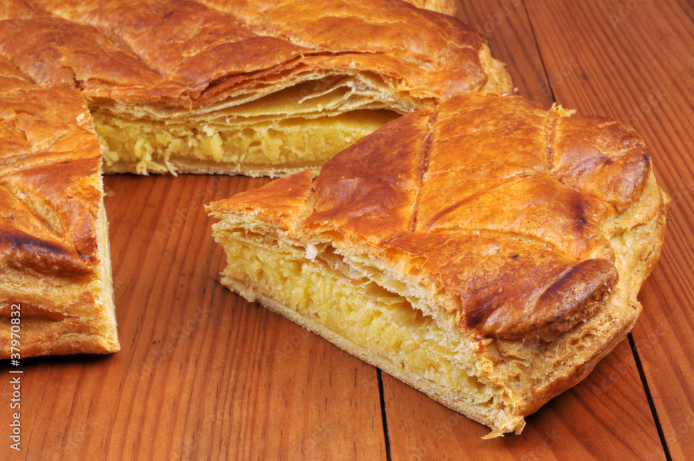 Galette fourrée à la frangipane Galette fourrée à la frangipane