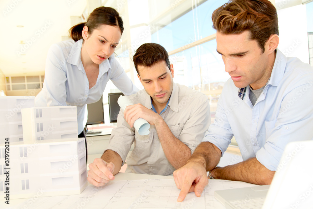 Obraz premium Architectes en réunion de travail