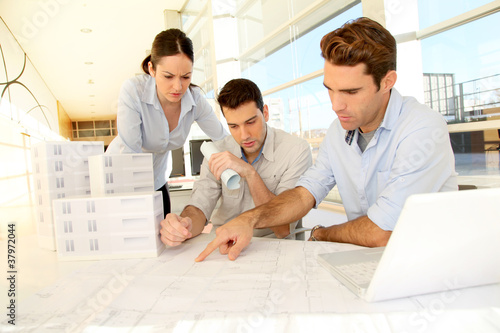 Bilde på lerret Architectes en réunion de travail