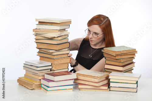 Девушка ищет книгу.