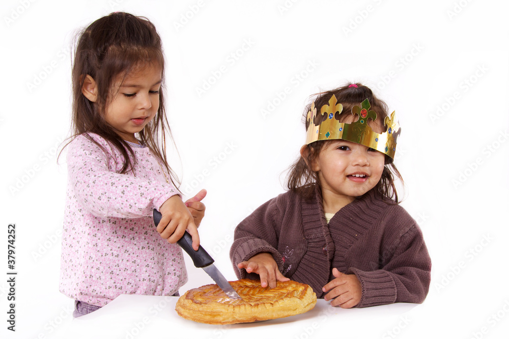 enfants avec galette des rois et couronne enfants avec galette des rois et couronne