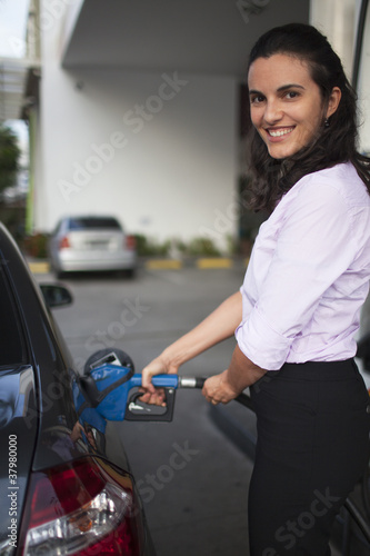 Frau tankt Auto auf Tankstelle auf