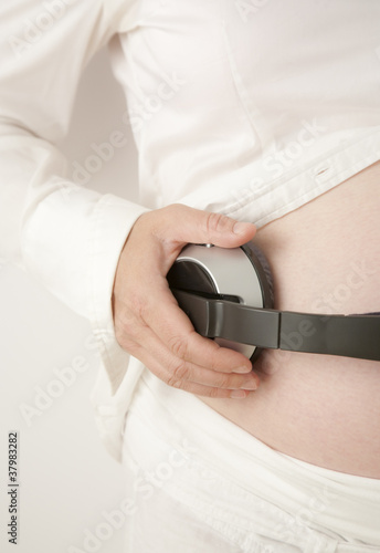 headphones on pregnant belly