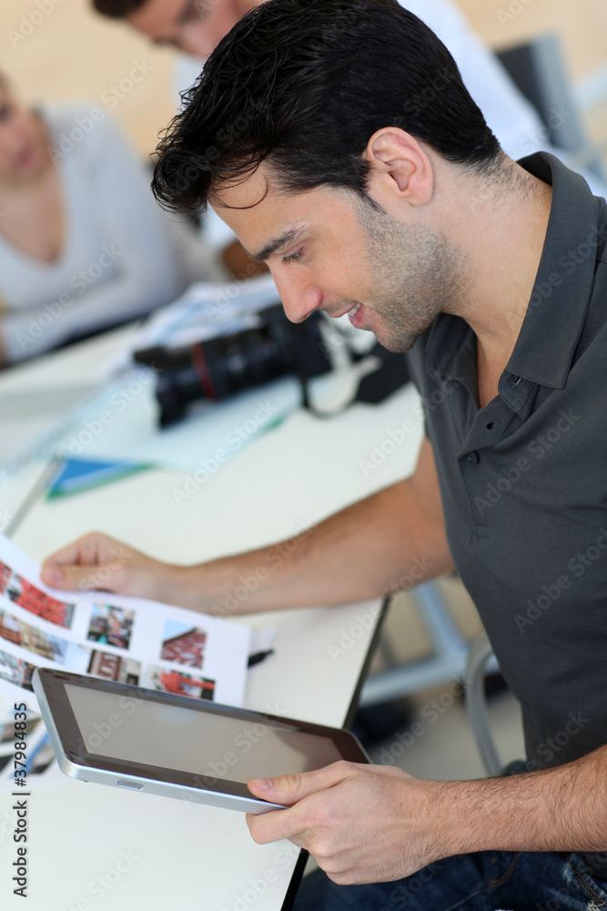 Jeune homme au bureau avec tablette graphique Jeune homme au bureau avec tablette graphique