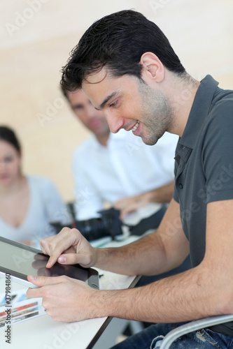 Jeune homme utilisant tablette graphique