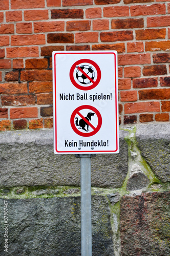 Verbotsschild Ball spielen Hundeklo