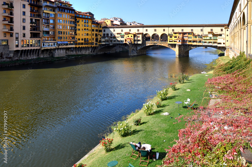 relax in Florence in front of Ponte Vecchio