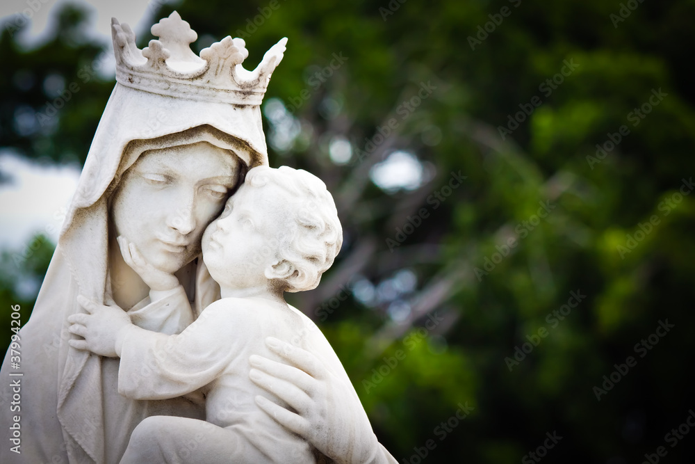 Fototapeta premium The virgin Mary carrying a baby Jesus statue