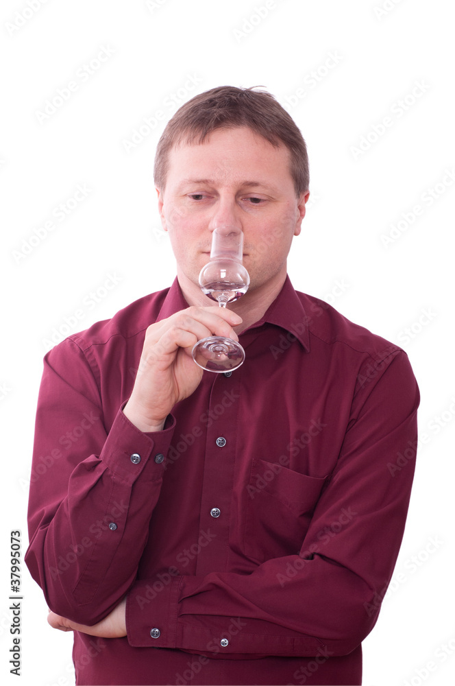 Mann tut an einem Grappa riechen Mann tut an einem Grappa riechen