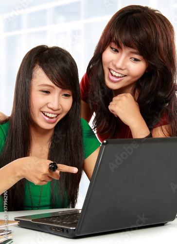 women learning with a laptop