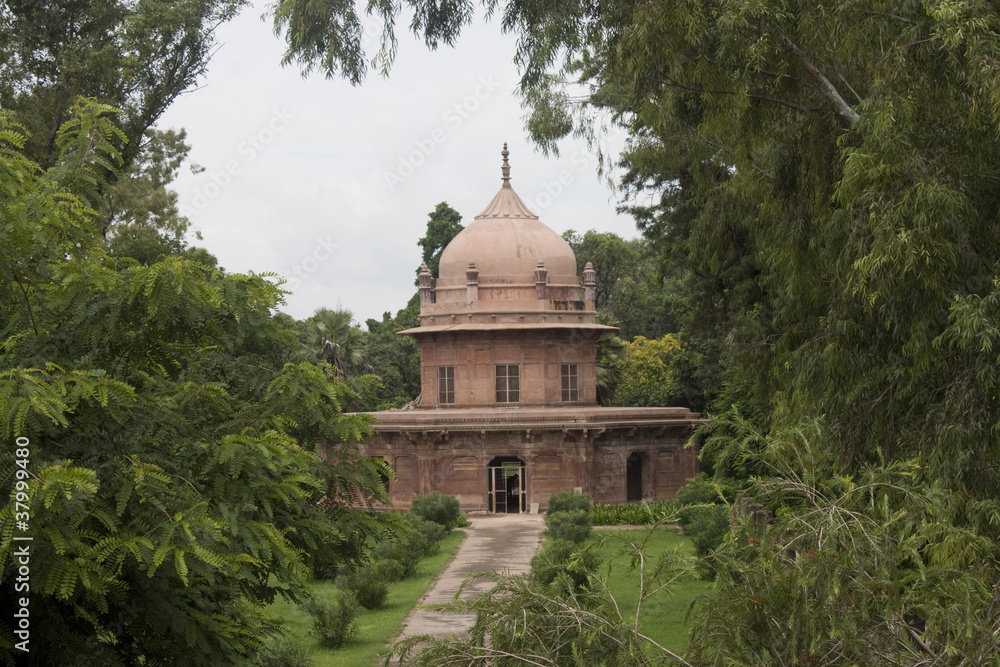Fototapeta premium Mughal Prince 'n' Princess' Tomb, Allahabad, India