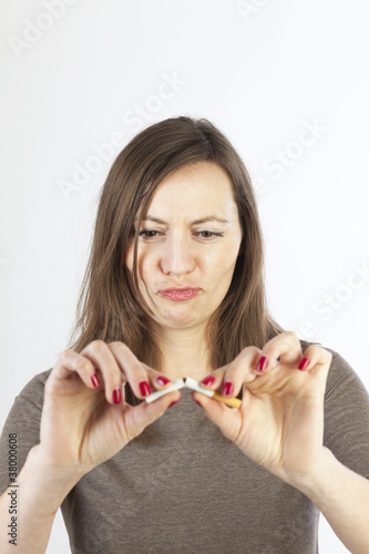 Frau zerbricht Zigarette und raucht nicht mehr